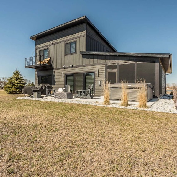 Lakefront home with with Hot Tub & Game Room Sleeps 10