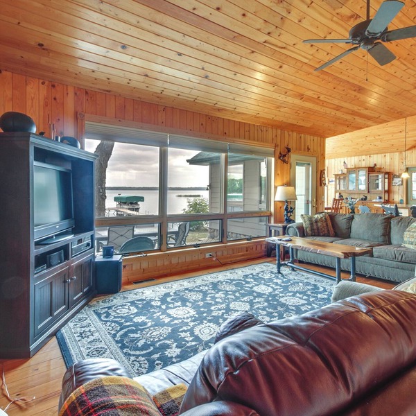 Lakefront Isle Escape w/Dock + Fire Pit!