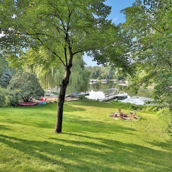 Lakefront: Kayaks/paddleboard/canoe included on Crystal Lake