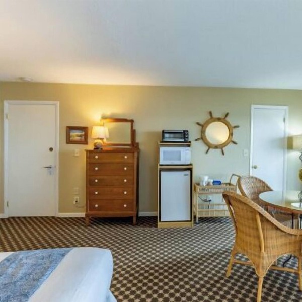 Lakefront king bed, double bed and sofa sleeper