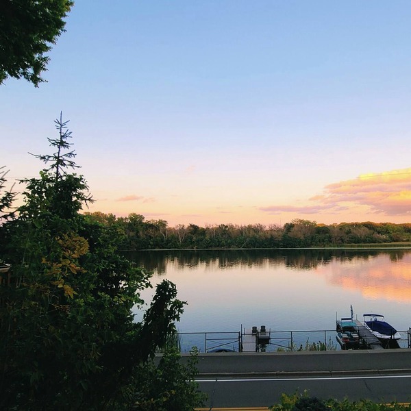 Lakefront Koselig Cottage - Modern 3BR Retreat w/Nespresso Coffee Bar & Arcade