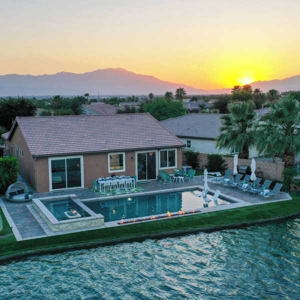 Lakefront Large Saltwater Pool & Spa, 2 King beds, brand new fire features!