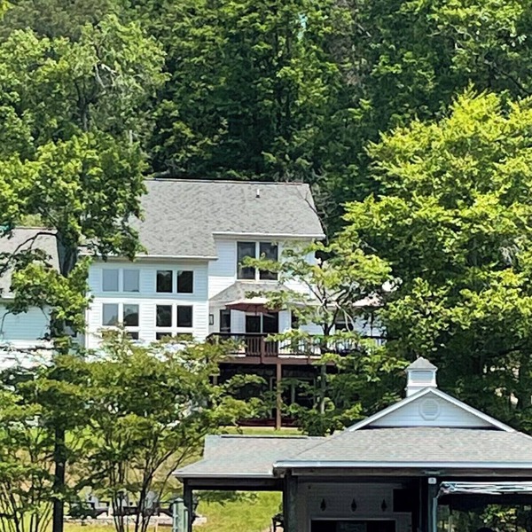 Lakefront LUXURY- Deep water cove, lg covered dock, hot tub, kayaks + 2 game rms