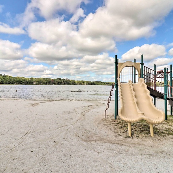 Lakefront Pocono Retreat w/Hot Tub & Movie Hub
