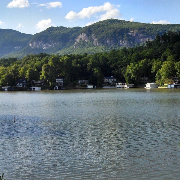 Lakefront-Private Cozy Cottage with Beautiful Views Directly on Lake Lure!