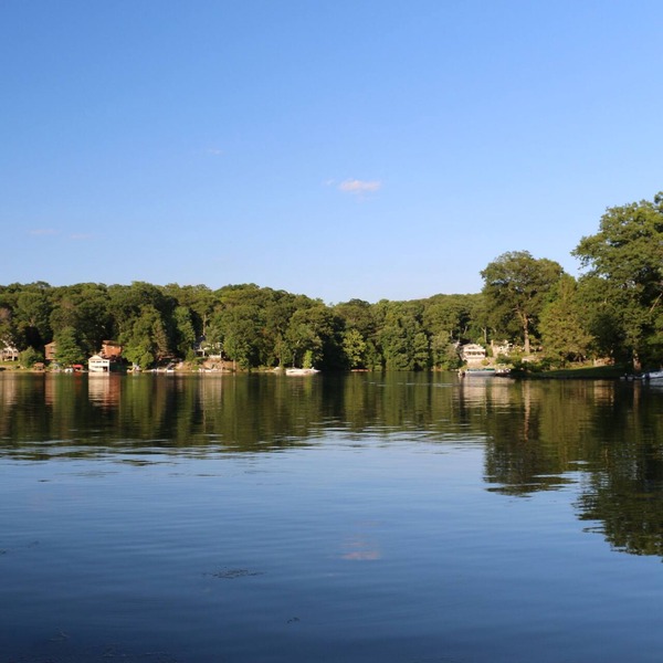 Lakefront Tranquility. Whole Home in Quiet Neighborhood in no-wake zone.