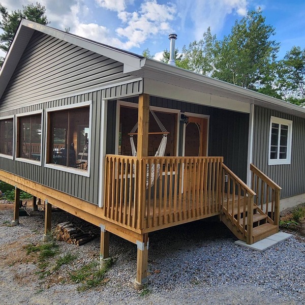 Lakefront, treetop, cottage. Immerse yourself in a panorama of nature.