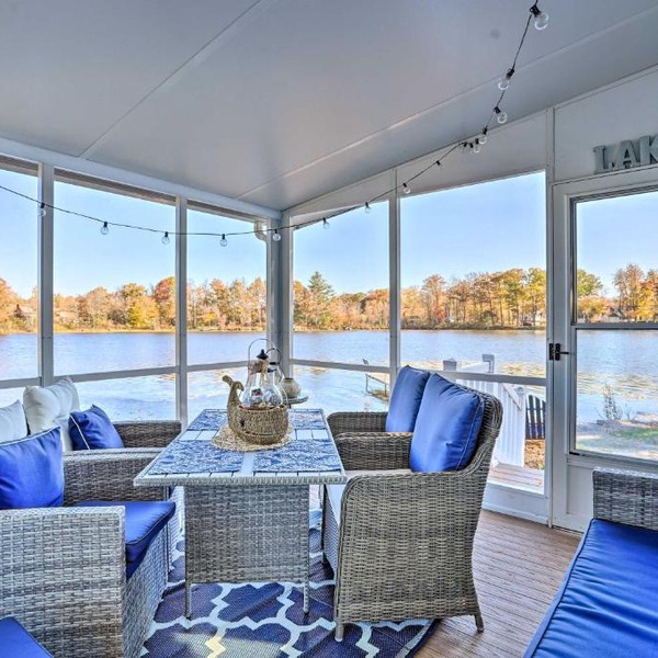 Lakefront Tully Cottage with Screened Porch!