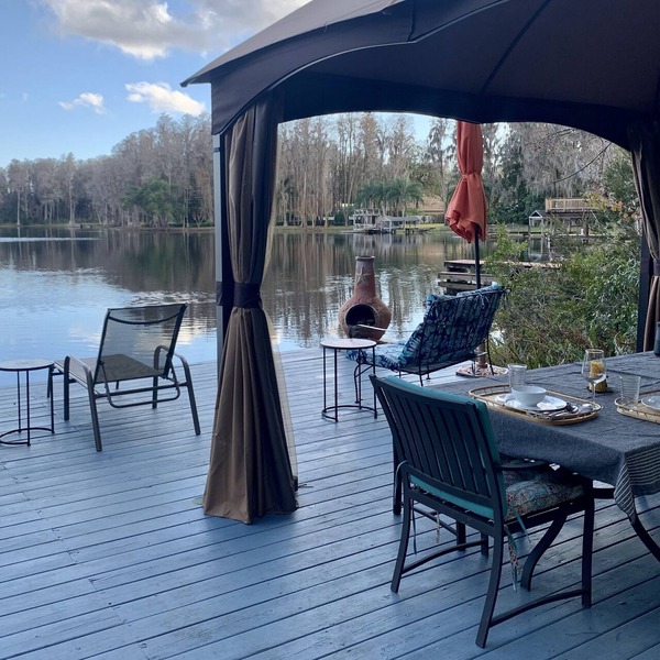 Lakehouse Cozy Suite & Charming Vintage Camper at Little Cypress Guest Suites