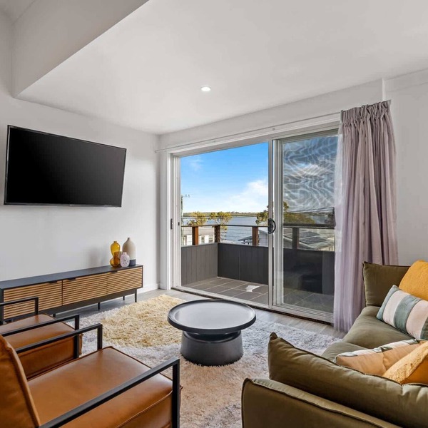 Lakeside 2-Bed Retreat with Sunny Balcony