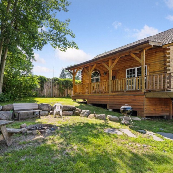 Lakeside cabin on Mille Lacs lake near trails