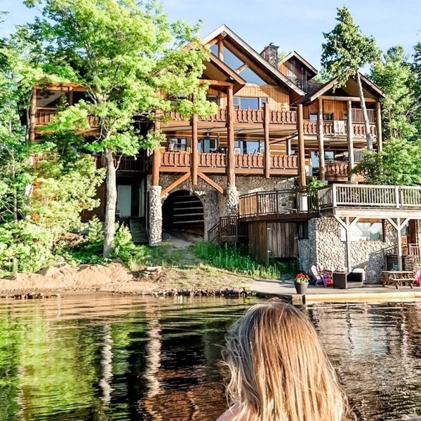 Lakeside, cozy cottage suite, perfect for couple!