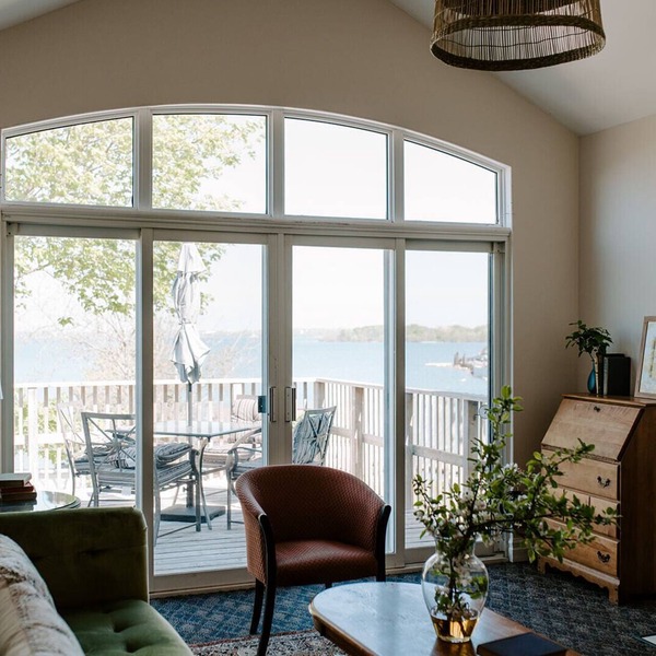 Lakeside Getaway in Marysville, Wolfe Island - Shopkeepers Apartment