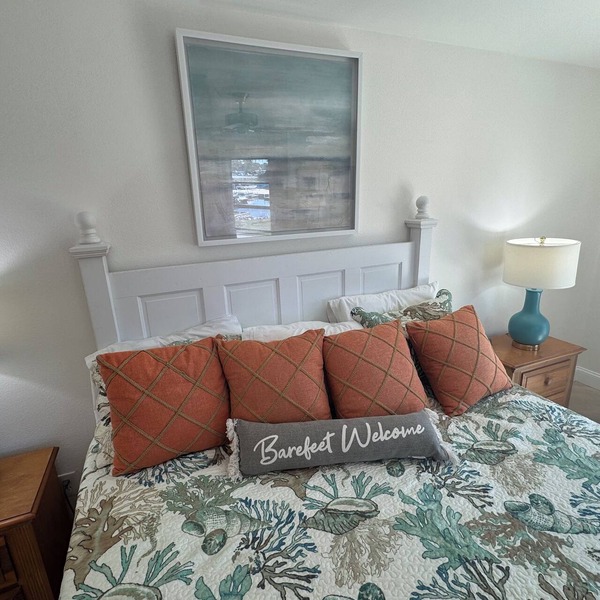 Lakeside Oasis 2 bedroom, 2 bath plus Pool & Spa just 7 miles to Beaches