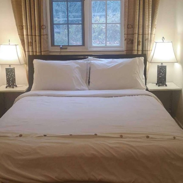 Lakeside Private suite (Queen bed room)