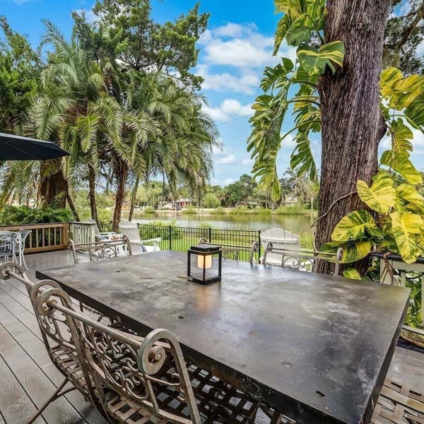 Lakeside Retreat |Private Pool| 8min walk Downtown