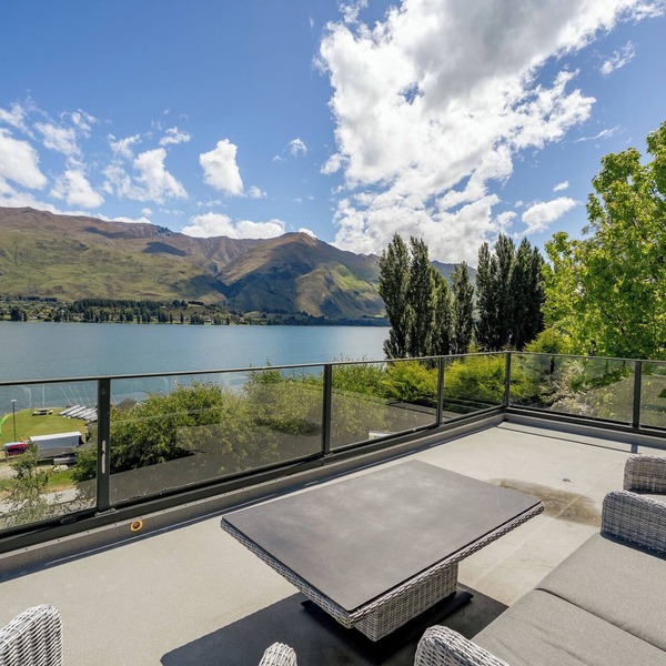 Lakeside Serenity - Wanaka Holiday Home