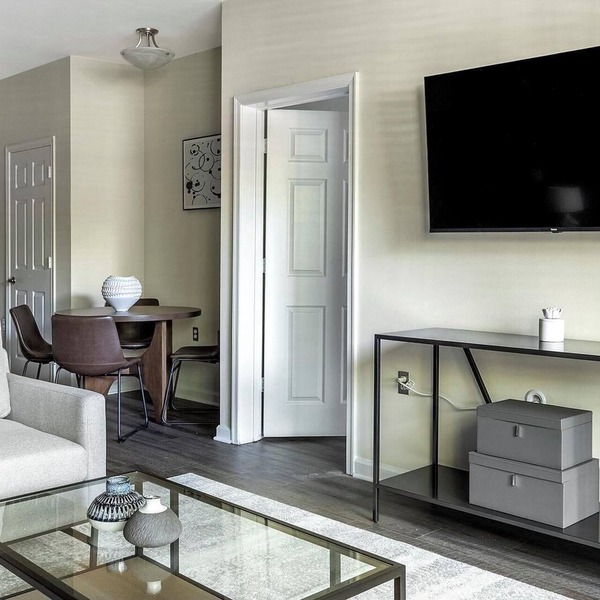 Landing | Stunning 2BD, Pool, Gym