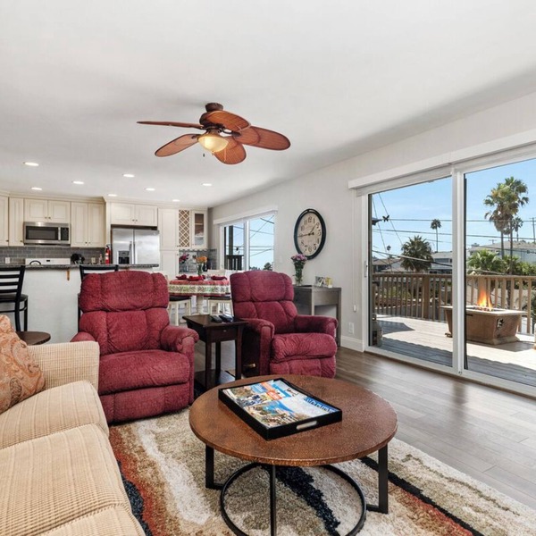 Lantern District condo. Huge private view deck. All on one level. Walk to harbor