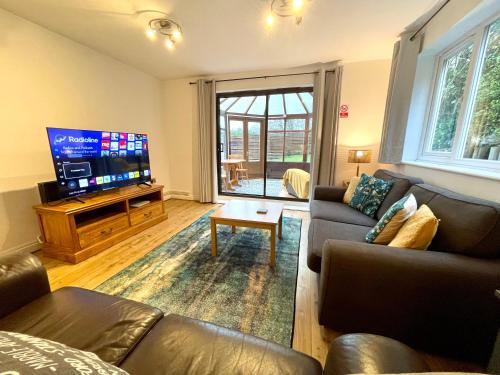 Large 5 bed detached house near Stansted Airport with Parking for 2 vehicles! Stansted Stays