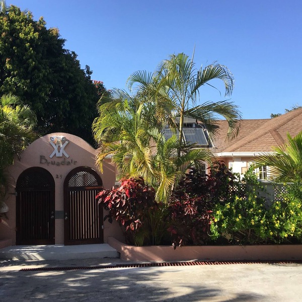 Large 7 Bed Vacation Villa. Sleeps 14. Walking distance beach and amenities