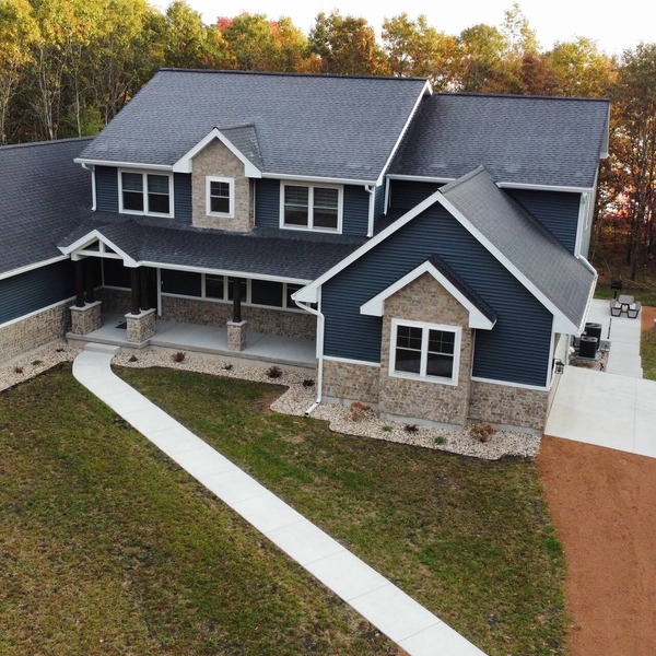 Large 8 bedroom multi-family retreat on Castle Rock Lake near WI Dells