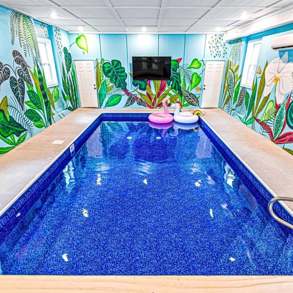 Large 8BR Paradise: All Ensuites, Pool, Themes, Spa, Golf, Games & EV Charging