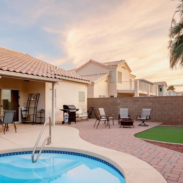 Large Ahwatukee Home with Pool, sleeps up to 8. Close to Airport