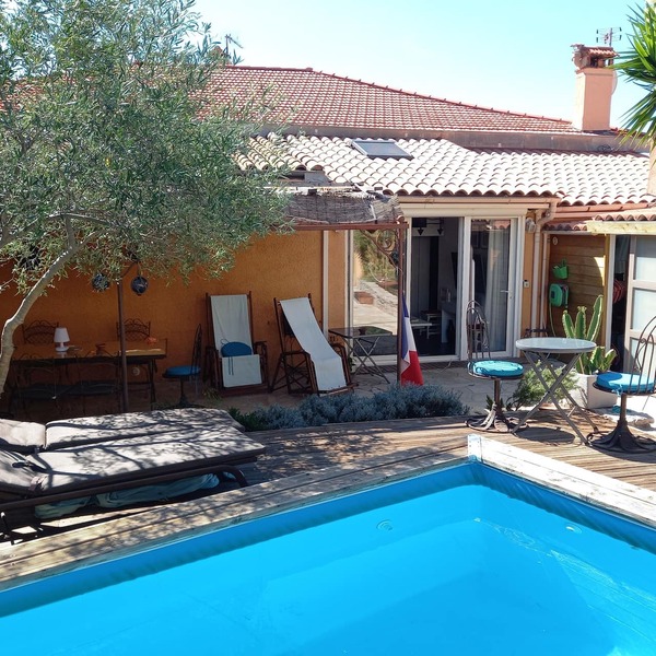 Large art deco apartment 50 metres from the beach