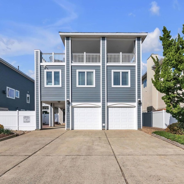 Large Beach Home across the street from Oceanfront in Virginia Beach