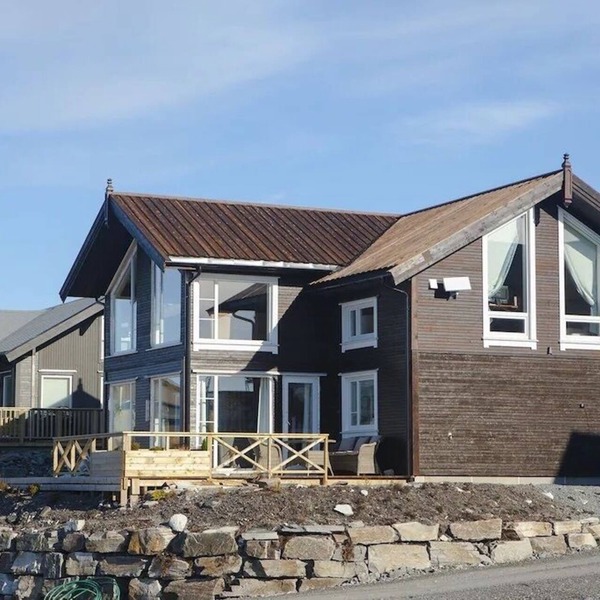 Large, beautiful cottage by the sea 45 min from Bergen! High Standard!