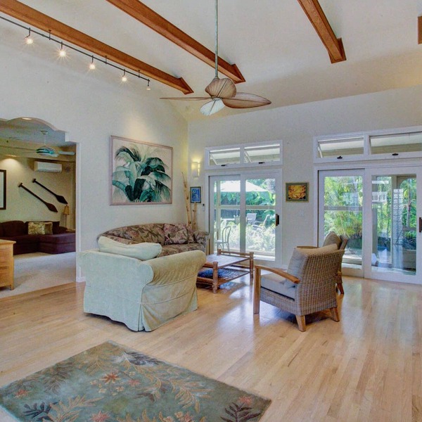 Large beautiful home with air conditioning! Walk to Beaches, Resort Pool