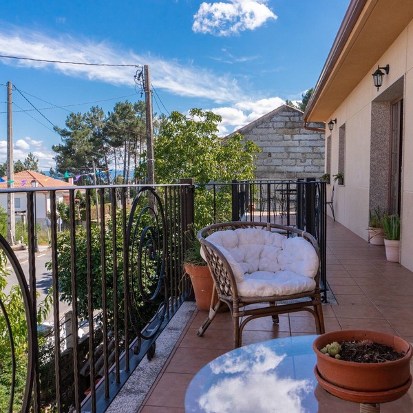 Large, bright house with two floors, garden and outdoor garage. Termas - wine