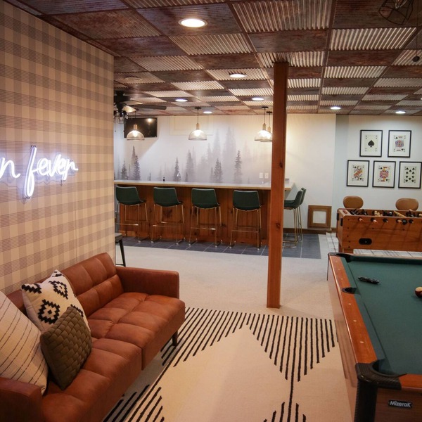 Large Cabin- Game Room/Pool Table/Arcades/Hot Tub