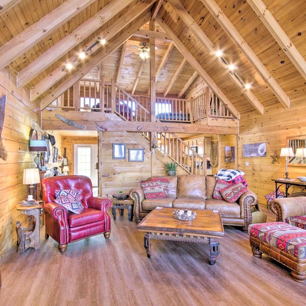 Large Cabin w/Deck Overlooking Norfork Lake!