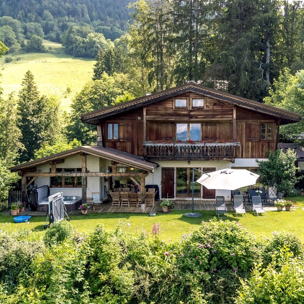 Large chalet, panoramic view et good furnishings 1100m height 2km from La Clusaz