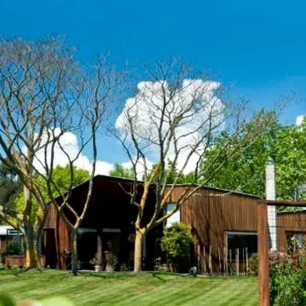 Large Comfortable Cottage with Fireplace in Hawkes Bay, New Zealand