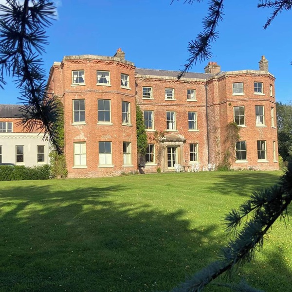 Large, comfortable Manor House near Ludlow with ten en-suite bedrooms.