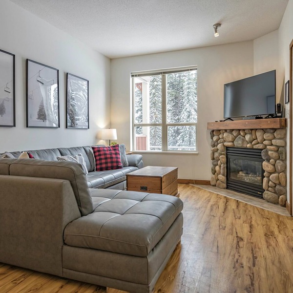 Large corner unit in Creekside - perfect location close to the trails & village!
