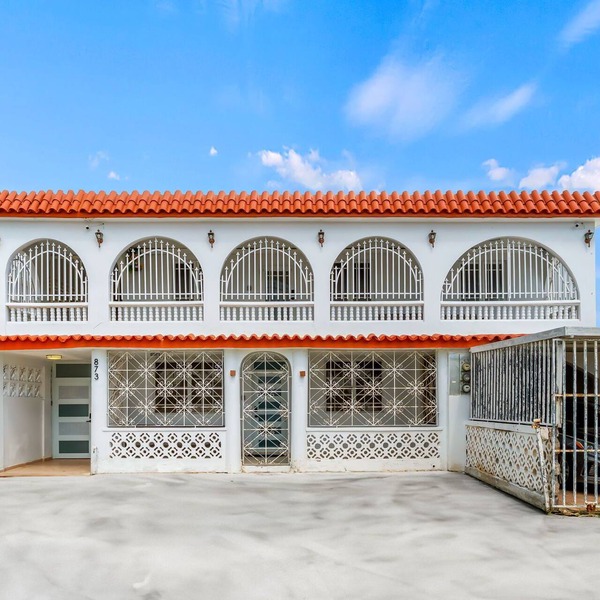 Large Group Getaway for 15 Near Beaches & Airport