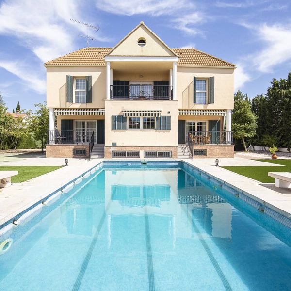 Large house with pool, sports facilities and barbecue ideal for families