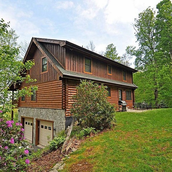 Large Log Cabin ON APP SKIMTN, HotTub, Pool Table, Kayaks, LOCATION! 100+reviews