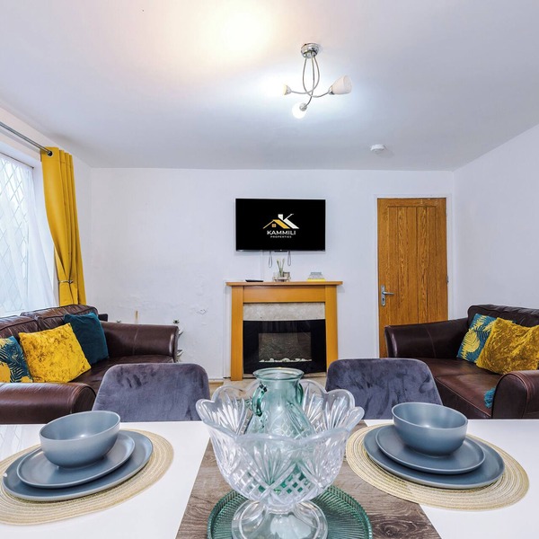 Large Modern 5-Bed House
