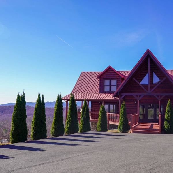 Large Mountaintop Cabin sleeps 16! Blue Ridge Mountain Views & Wraparound Deck