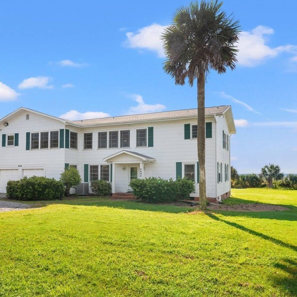 Large Oceanfront Pet Friendly Home perfect for Family Getaways at the Beachcombe