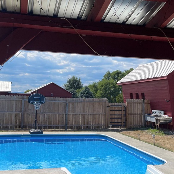 Large pool 4-bedroom farmhouse in Hudson with Mountain View’s pet friendly