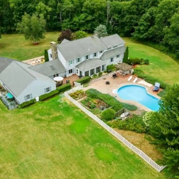Large Secluded Home w/Private Pool, Hot-tub, Gym, Game room, and Bar Area.