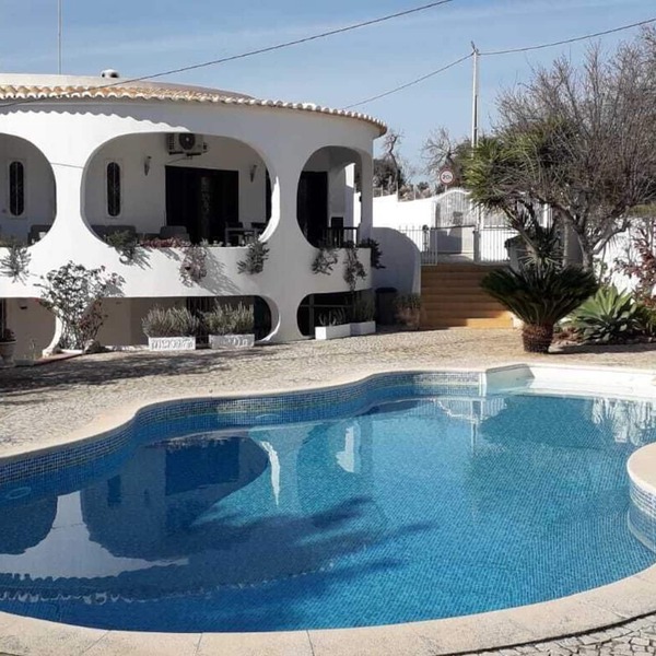 Large villa 10km from the beaches