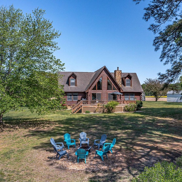 Large waterfront cabin, kayaks & paddle boards, fire pit. Crabbing and fishing!