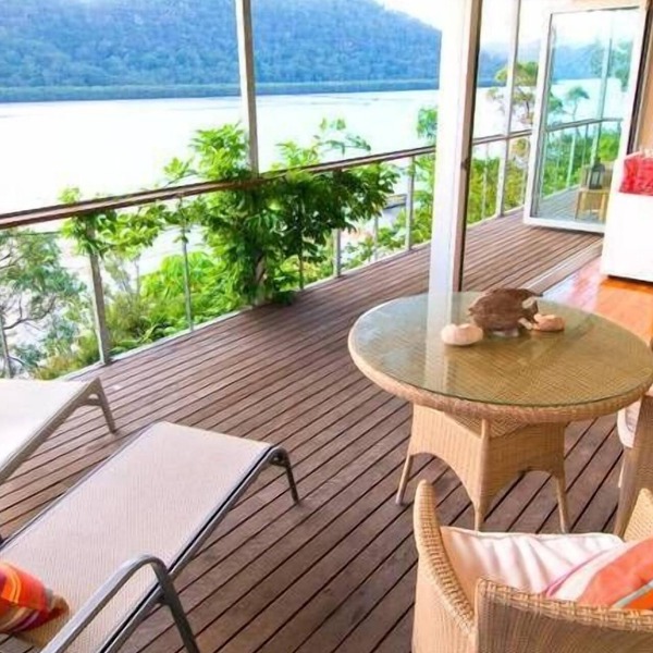 LATITUDE 33 . arrive by boat . HAWKESBURY RIVER . Private Waterfront W Jetty